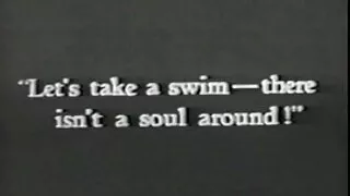 கணக்காளர் லிட்டரோடிகா அம்மா சேவலுடன் விளையாடுகிறார்.