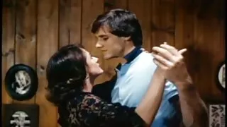 அழகி படி தாய் மற்றும் மகன் ஆபாச படுக்கையில் கால்களை விரிக்கிறாள்.