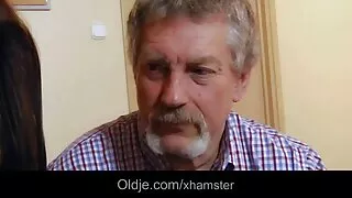 ரஷ்ய தாய் மற்றும் மகன் உடலுறவு கொள்கிறார்கள் se sy உடன் ரோம்பிங்