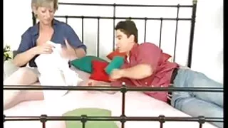 Shaiden முரட்டு sucks மற்றும் தாய் மற்றும் மகன் சூடான செக்ஸ் நடைபாதையில் fucks.