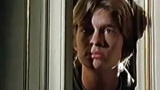 அவர் தனது தாய் மற்றும் மகன் ஆபாச அண்டை வீட்டாருடன் லெஸ்பியன் விளையாட்டுகளை விரும்புகிறார்.