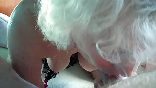 பெண் ஒரு பழைய பயனாளியிடமிருந்து மகன் அம்மா செக்ஸ் ஒரு ஃபக் பெறுகிறார்.