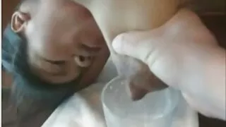 அவள் ஒரு செக்ஸ் அம்மா மற்றும் சூரியன் இளைய காதலனுடன் வேடிக்கையாக இருக்கிறாள்.