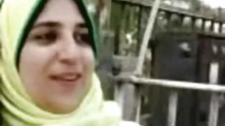 அழகி தனது மொட்டையடித்த தாய் மகன் xxx பேட்டை திறமையாக சுயஇன்பம் செய்கிறாள்.