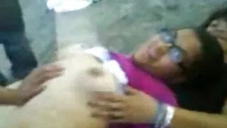 கொழுப்பு தனியா மற்றும் மார்பகங்கள் மீது படகோட்டி எடுக்கிறது. ஜோடி மேற்கு அம்மா ஆபாச