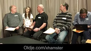 உந்தப்பட்ட பையன் இரண்டு செக்ஸ் அம்மா சூடான வீடியோ சிறுமிகளை ஒரு வட்டத்தில் விட்டுவிட்டான்.