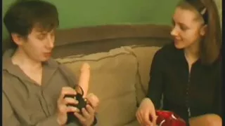 அவர் சூடான தூக்க அம்மா வேலையிலிருந்து வந்தார், உடனடியாக சேவலை தனது நண்பருக்குள் செல்ல அனுமதிக்கிறார்.