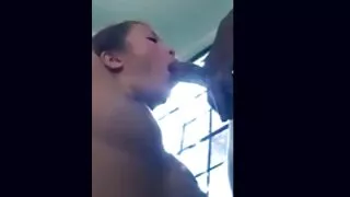 பழுப்பு நிற சேவலுடன் அம்மா மற்றும் சான் கவர்ச்சியான வீடியோ விளையாடுவது.