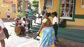 ஒரு பெரிய சேவல் மீது இழுக்கப்பட்டது. சிலிகான் ஸ்ட்ரிப்பர். மகன் மற்றும் தாய் கவர்ச்சியான வீடியோ