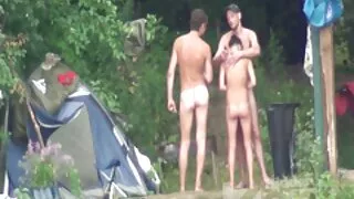 மசாஜ் வாடிக்கையாளரின் தாய் மற்றும் மகன் கவர்ச்சியாக சேவல் மீது அமர்ந்திருக்கிறது.