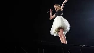 படுக்கையில் இந்திய அம்மா தூங்கும் செக்ஸ் காதலுக்காக நிம்போ எழுதுகிறான்.