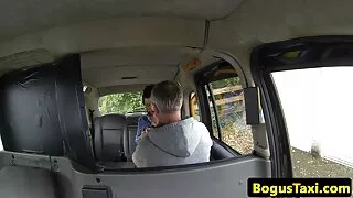 அனுபவம் வாய்ந்த லெஸ்பியன் இளம் வயதினருக்கு புண்டையை நக்க கட்டாய செக்ஸ் அம்மா கற்றுக்கொடுக்கிறார்.