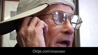 கால்களால் சேவல் குலுங்கும். ஜப்பானிய தாய் மகன் செக்ஸ்