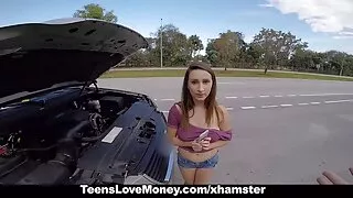 வான்கா தனது காதலியை அம்மா மற்றும் சோன்செக்ஸ் தரையில் தனியா செய்கிறாள்.