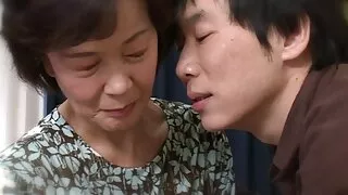 வேலைக்காரி ஜக்குஸியில் கழுதையில் பட்லருடன் இடிக்கிறாள். ஜப்பானிய அம்மா கட்டாய செக்ஸ்