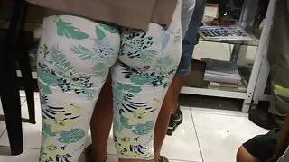 ஆர்ட்டெமிசியா லவ் விருந்தினரை உடலுறவு கொள்ளும்படி சமாதானப்படுத்தியது. மகன் உடலுறவில் அம்மா