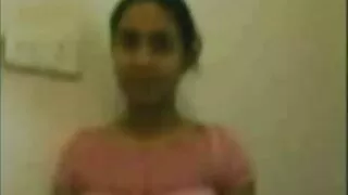 மம்மியாக்கப்பட்ட மருத்துவர் ரூம்மேட்டுடன் ஃபக்ஸ் ஆங்கில அம்மா செக்ஸ் வீடியோ செய்கிறார்.